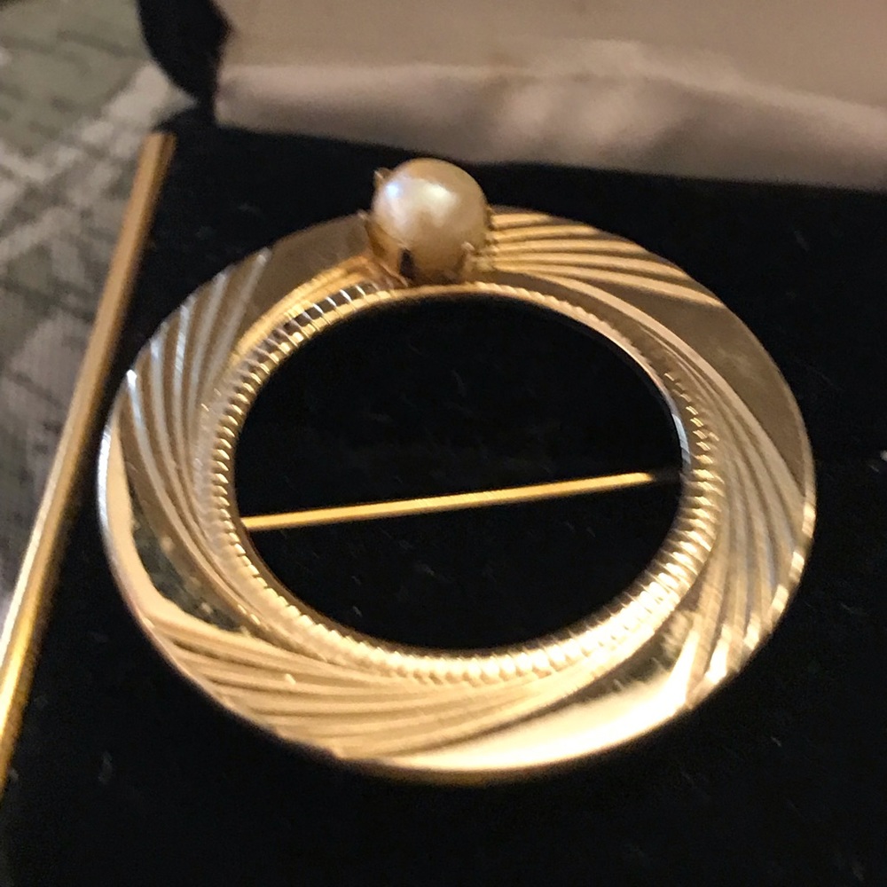 🎉5for$25.00 Gold pin with pearl